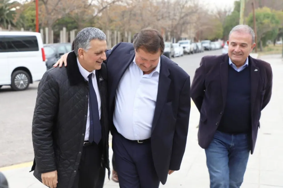 El gobernador se reunió por primera vez con el CEO de YPF. Foto: gentileza