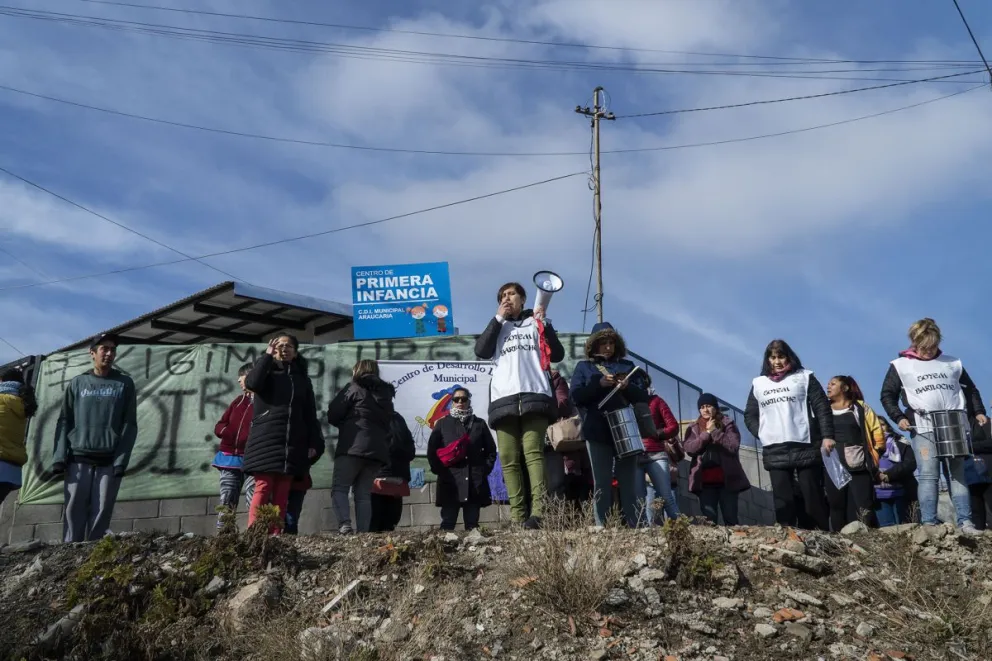 Este mediodía se realizó un abrazo simbólico al espacio para pedir su reapertura. Fotos: Marcelo Martínez.