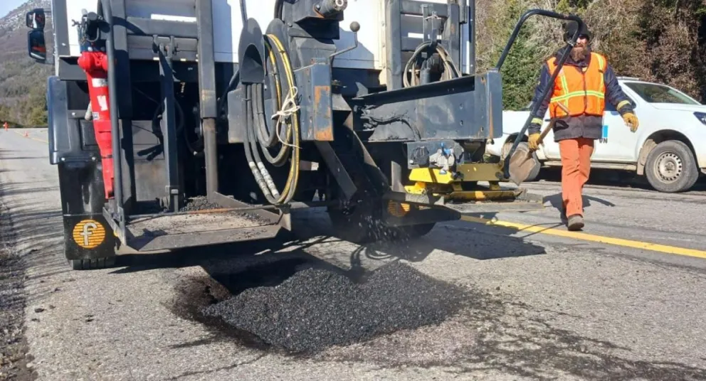 Personal de Vialidad Nacional realiza trabajos de mejora en la ruta 40. Fotos: gentileza.