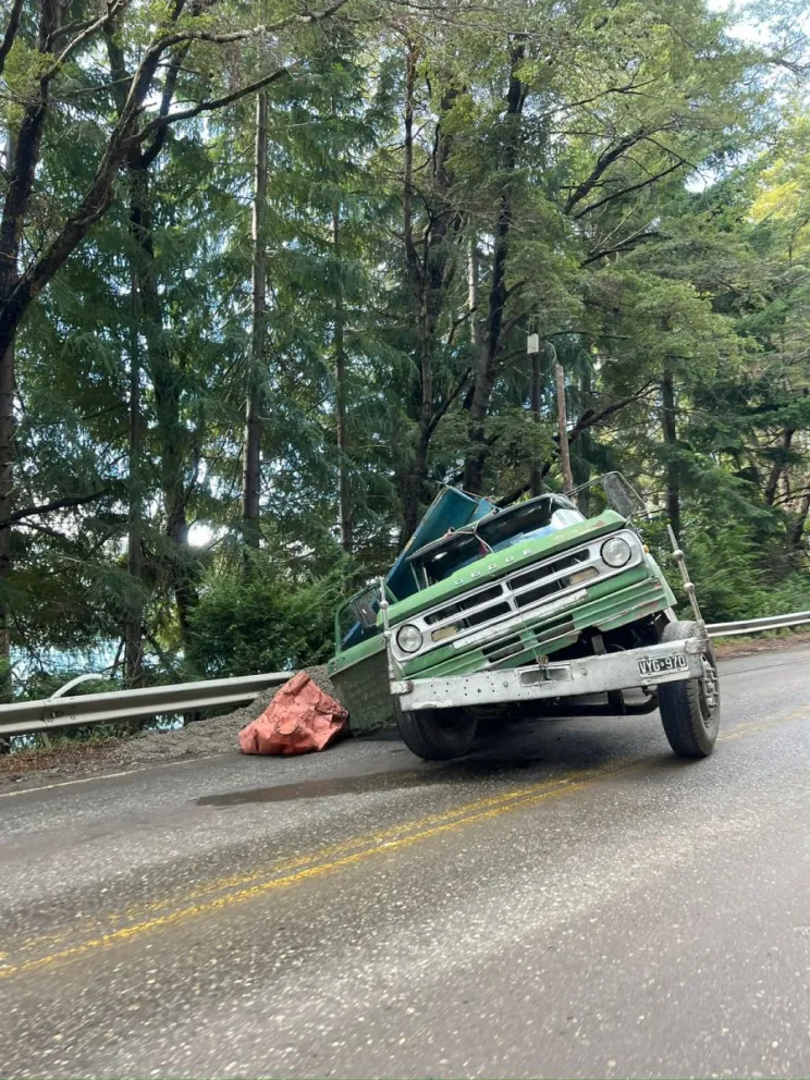 El hecho habría ocurrido por el desprendimiento del neumático trasero del camión. Foto: Chiwi Guiambirtone