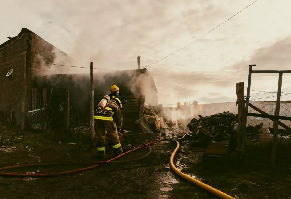 El fuego arrasó con la vivienda del barrio Arrayanes. Foto: Medias.Impares. Ph.