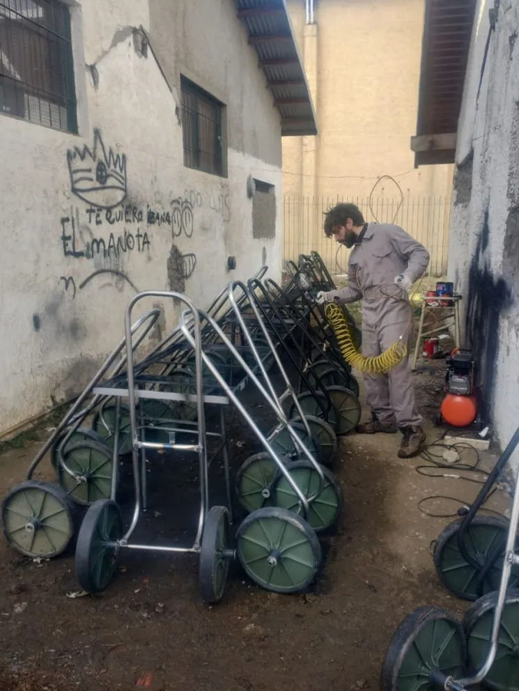 Acarreando Calor es una iniciativa para ayudar a los vecinos a transportar las garrafas sociales desde su punto de entrega hasta sus hogares. Foto: Gentileza. 