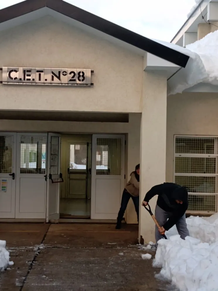 Aldo tras una de las nevadas de este año en el CET 28, pala en mano, despejando el camino. Foto: Gentileza
