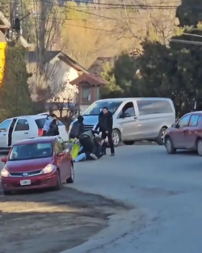 La pelea se dio en medio de la avenida Bustillo. 
