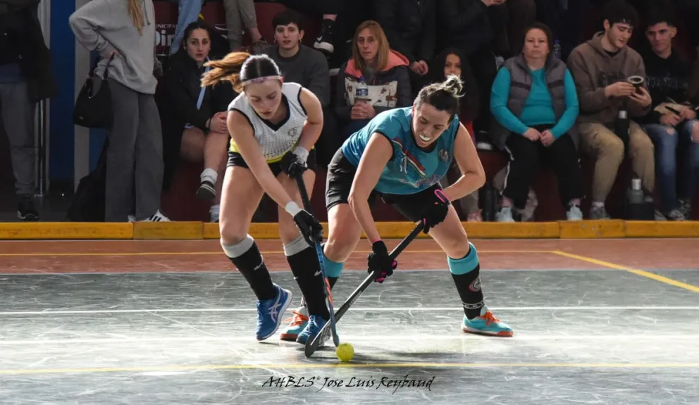 Fue un gran primer fin de semana con mucho juego en Dina Huapi. Fotos: José Luis Reybaud - facebook Hockey Bariloche.