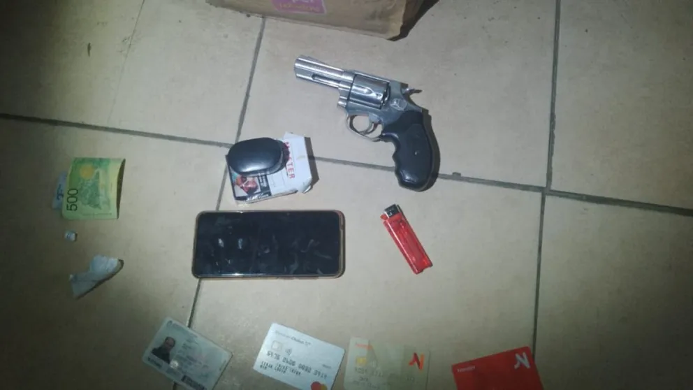 El hombre tenía en su poder tarjetas de otra persona. Foto: Policía de Río Negro.