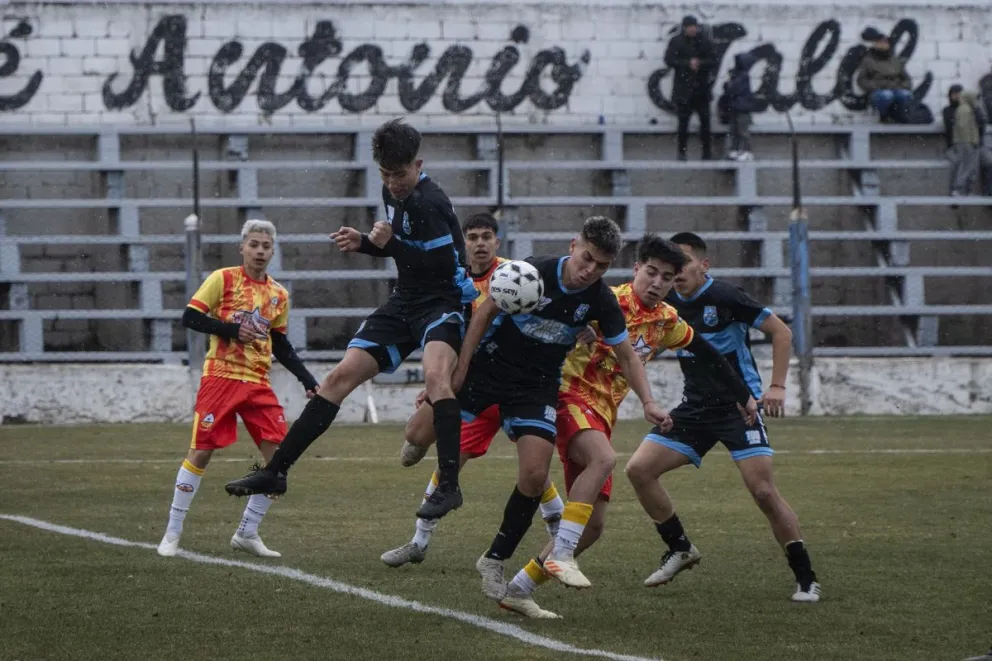 Jorge Newbery dio vuelta la historia en Bariloche y dejó sin nada a Cruz del Sur. Fotos: Marcelo Martínez.