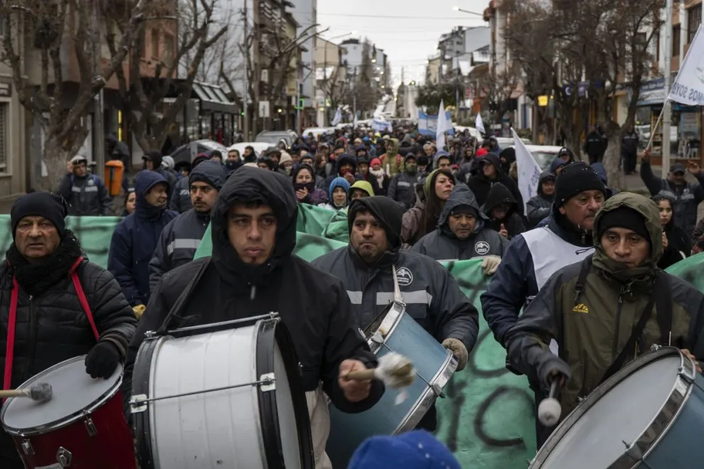 La columna de trabajadores se movilizó en una mañana fría e invernal. Fotos: Marcelo Martínez.