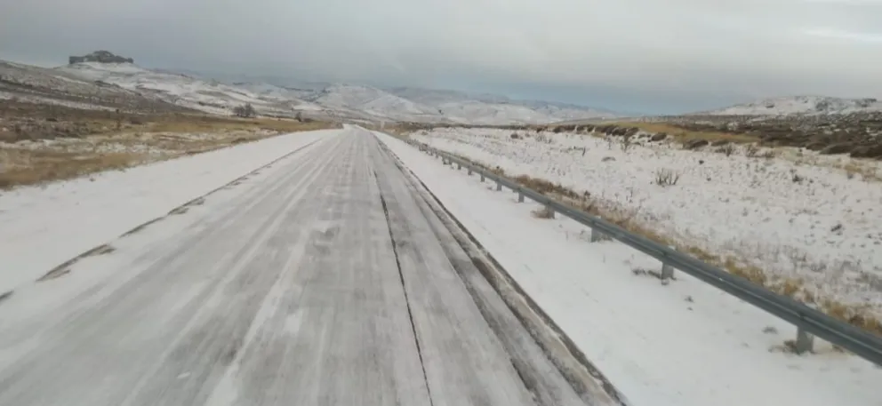 Así está la ruta 23 este lunes, en cercanías a Pilcaniyeu. Foto: Vialidad Nacional.