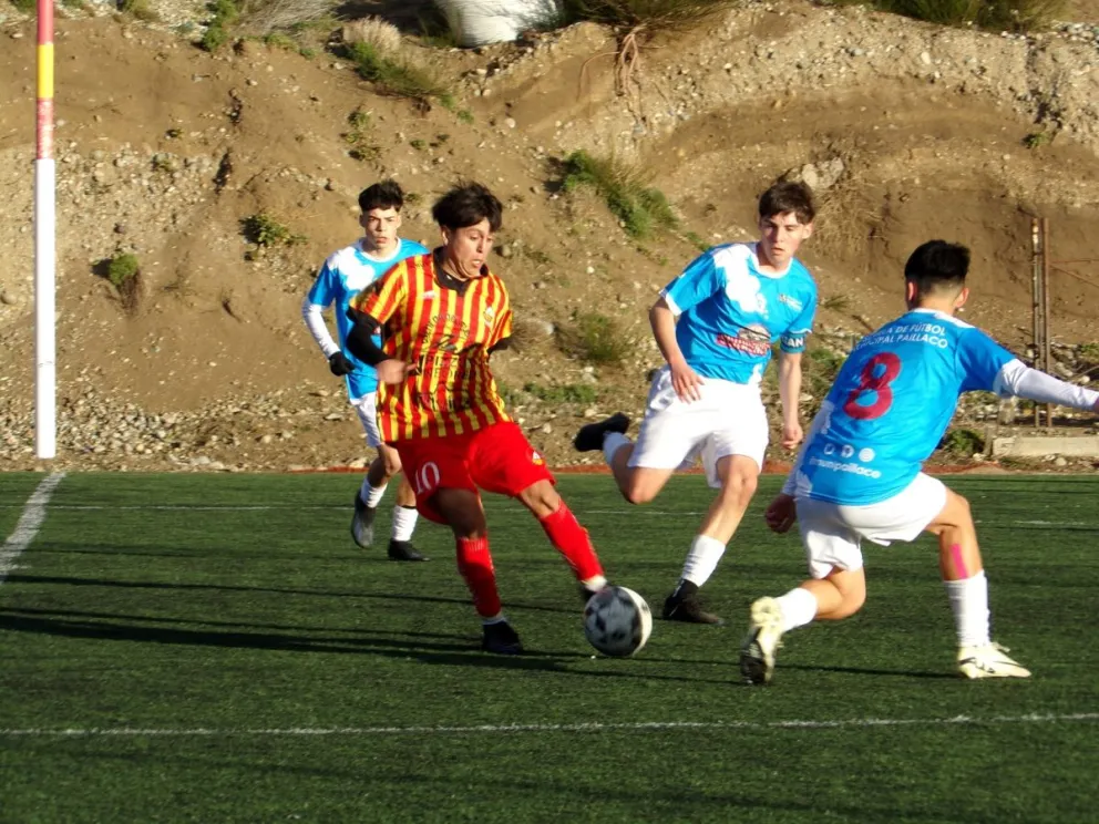 Una muy linda propuesta en "La Cantera". La Escuela Municipal de Paillaco, Chile, visitó Bariloche. Foto: Fútbol Andino.