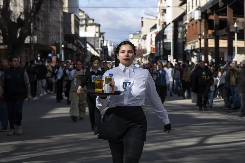 El regreso de la "Carrera de mozos" fue una fiesta en el centro de la ciudad. Foto: Marcelo Martínez