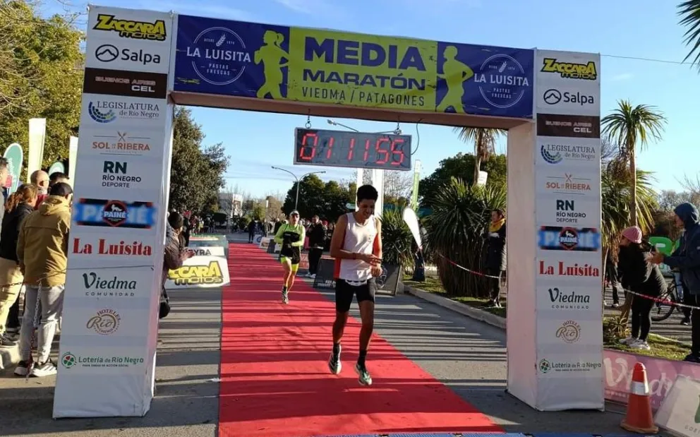 Sergio en la meta de la Media Maratón Viedma - Patagones. Ahora va por otra gran tarea a nivel nacional. Foto: gentileza.