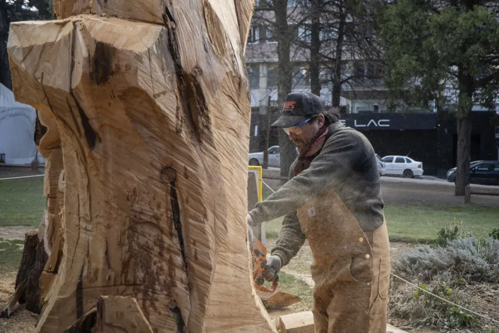 Con motosierras y amoladoras en mano, así es el trabajo de los escultores. Foto: Marcelo Martínez