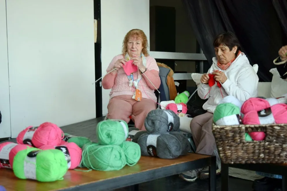 Gran trabajo de las tejedoras solidarias para la confección de mantas. Foto: gentileza