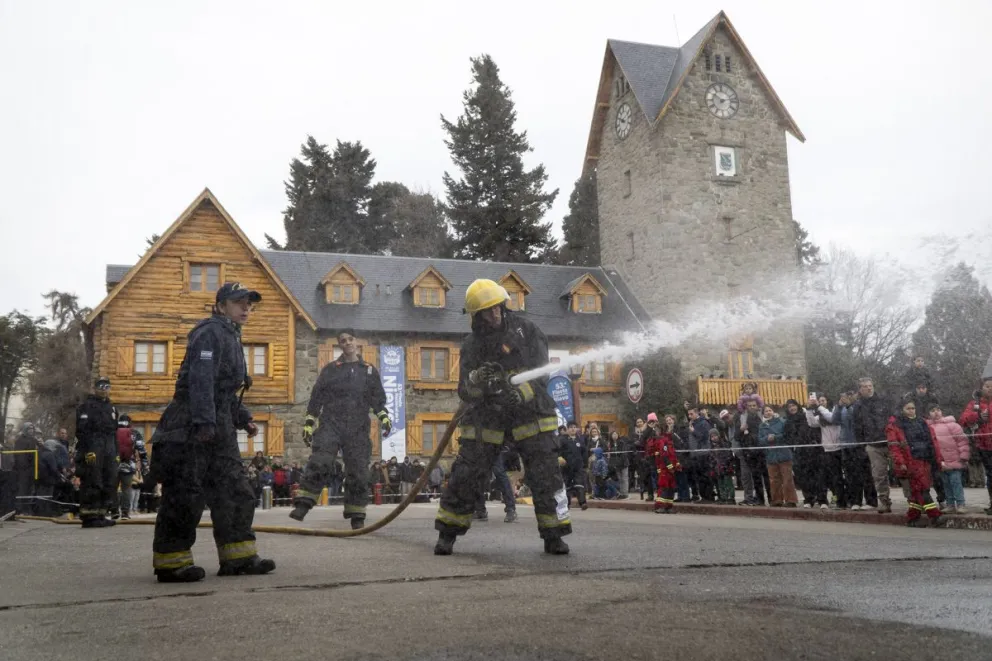 Los bomberos fueron parte de la Fiesta Nacional de la Nieve a través de una competencia. Foto: Marcelo Martínez