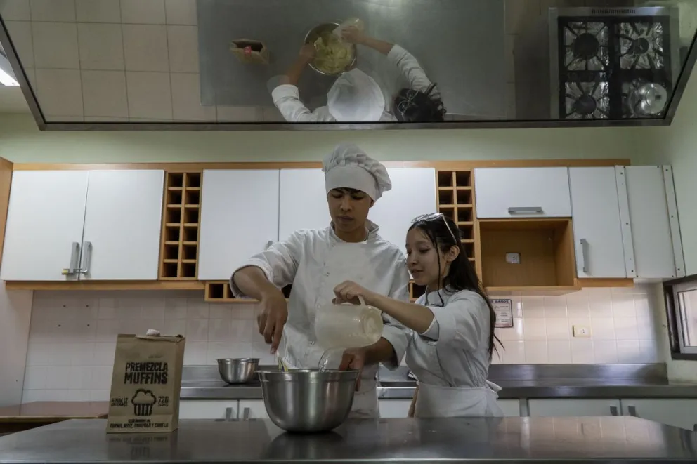 Los jóvenes presentaron oficialmente su producto este lunes. Fotos: Marcelo Martínez.