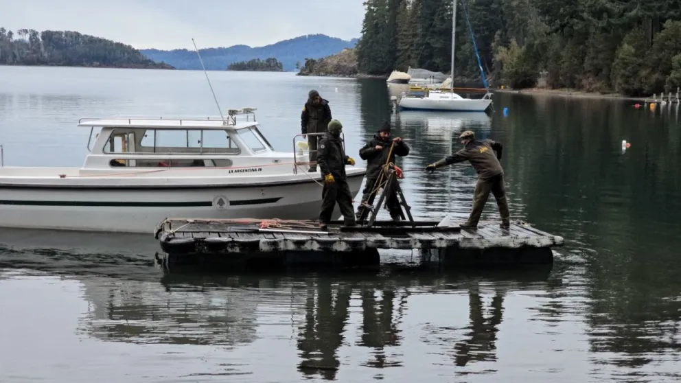 El operativo se realizó en el cumplimiento de la normativa vigente a la actividad lacustre. Foto: Parque Nacional Nahuel Huapi.