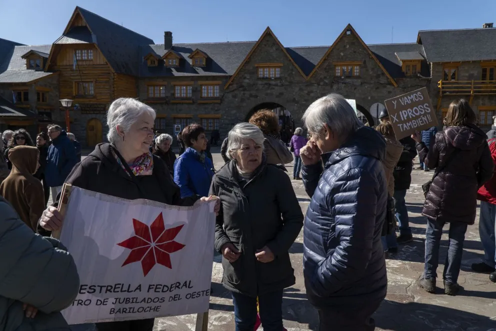 La concentración se realizó este miércoles al mediodía en el Centro Cívico. Fotos: Marcelo Martínez.
