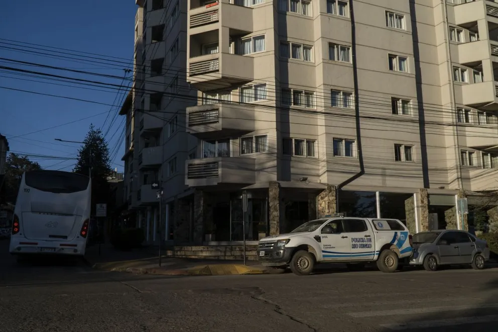 La caída fue desde el sexto piso del hotel ubicado en Vicealmirante O'Connor y Palacios. Foto: Marcelo Martínez