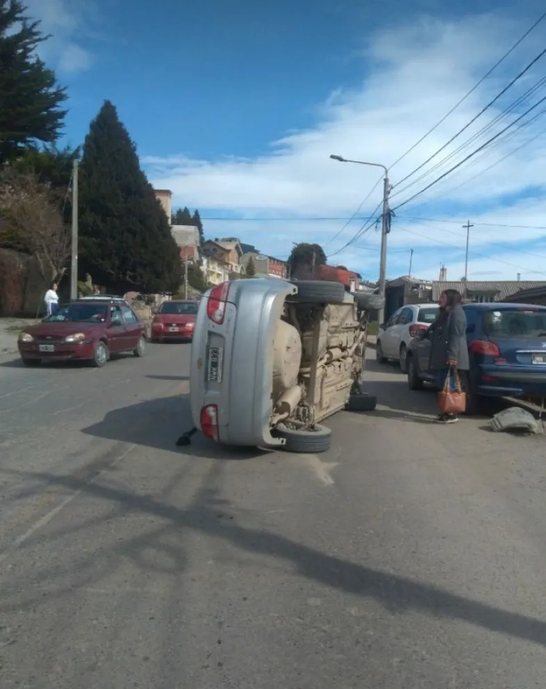 Se investigan las causas que provocaron el extraño vuelco del vehículo. Foto: gentileza.