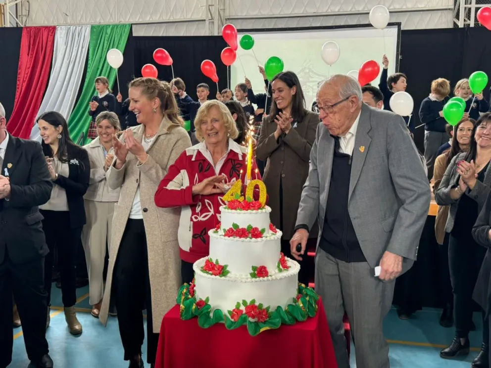 Susana y Carlos Basenyi celebraron junto a la comunidad educativa del colegio San Esteban.