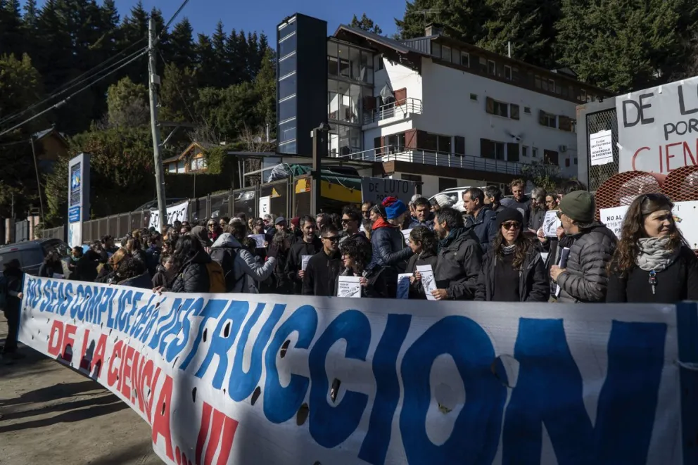 "No seas cómplice de la destrucción de la ciencia ", rezaba un gran cartel que sostenían investigadores y científicos. Fotos: Marcelo Martínez.