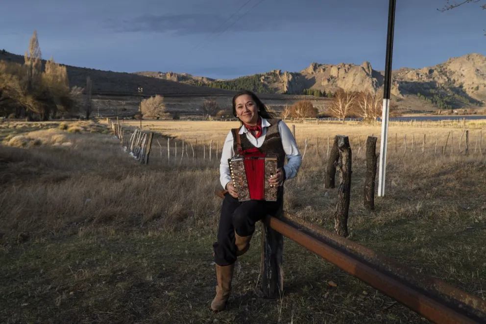 Vanina Gómez aprendió a tocar la "verdulera" con el "Topo" Guajardo hace unos 25 años. Foto: Marcelo Martínez.