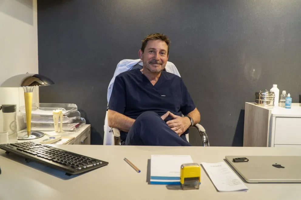 El Dr. Néstor Rendón estuvo a cargo del primer trasplante meniscal en Bariloche. Fotos: Marcelo Martínez