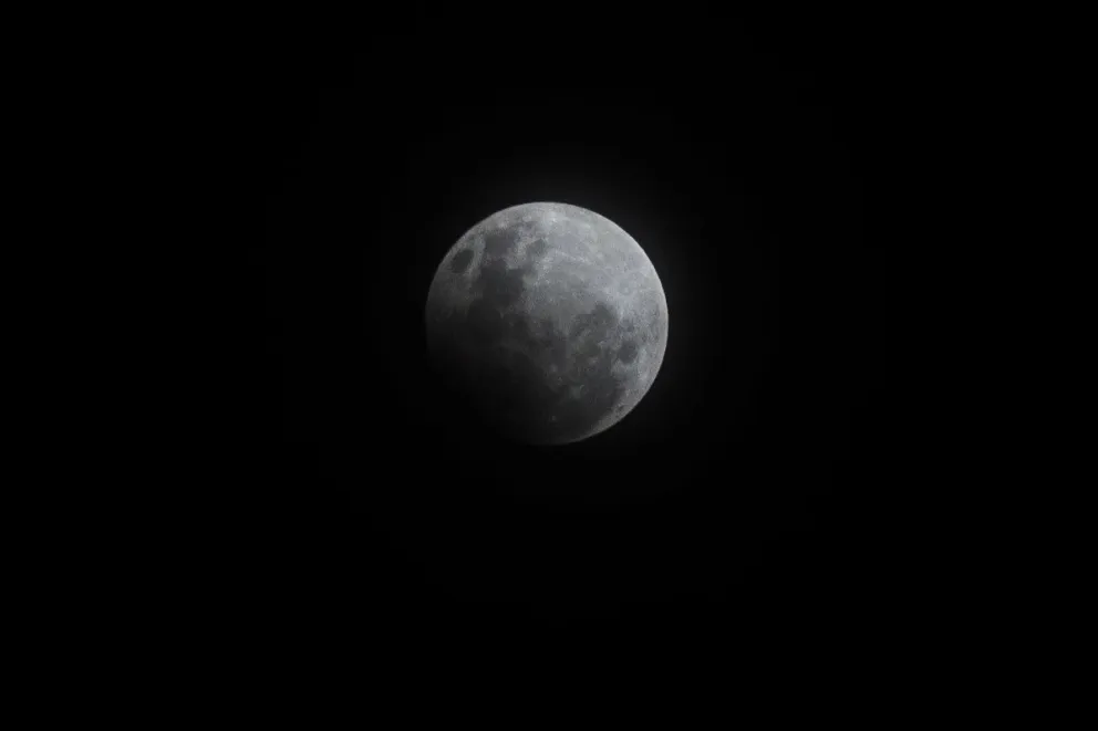 El final del eclipse no pudo ser contemplado debido a la nubosidad. Fotos: Marcelo Martínez.
