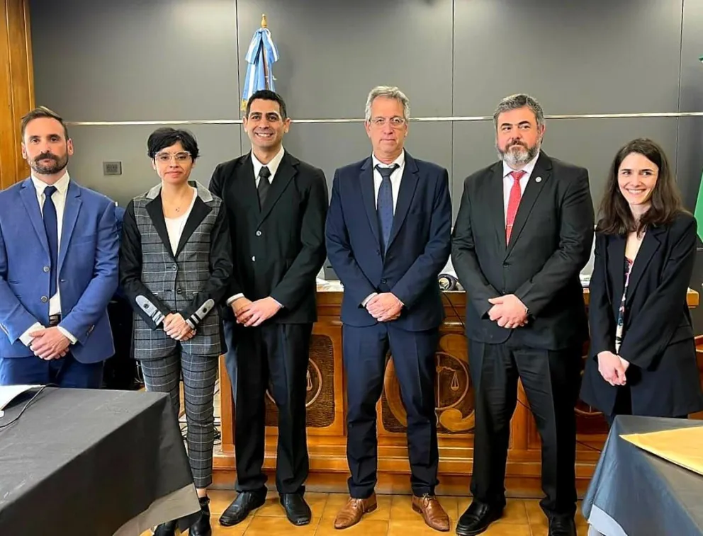 Ceci y Crespo junto a los nuevos defensores penales adjuntos. Foto: gentileza