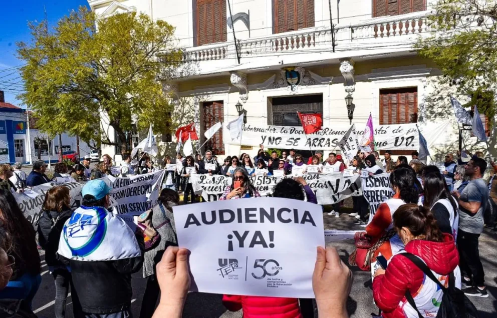 Los referentes de UnTER antes de iniciar el Congreso, frente a Casa de Gobierno. Foto: gentileza UnTER
