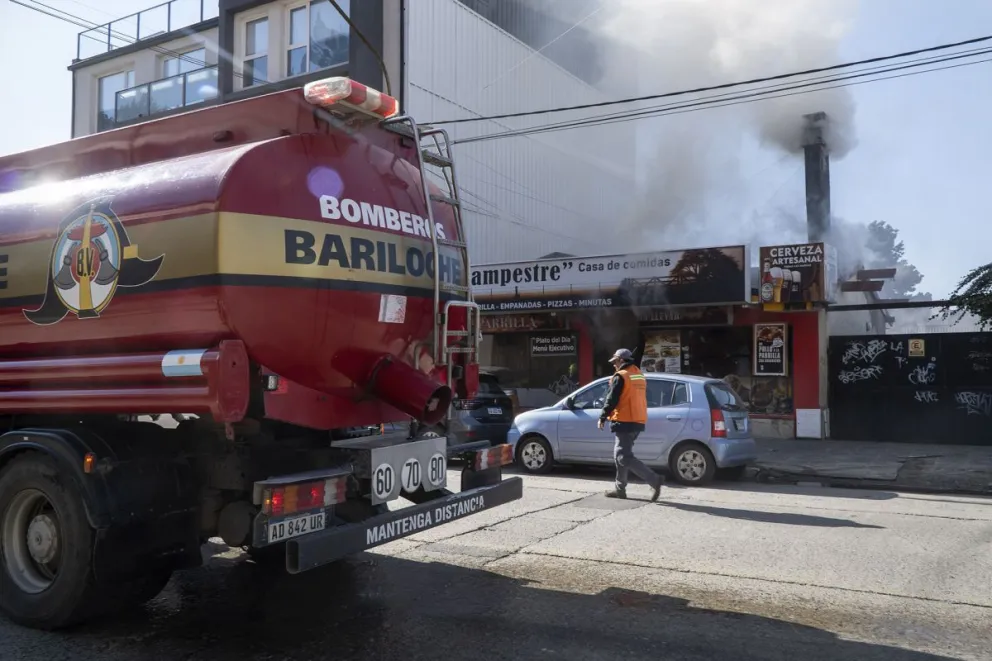 El incendio alertó a los vecinos y transeúntes en pleno centro de la ciudad. Fotos: Marcelo Martínez