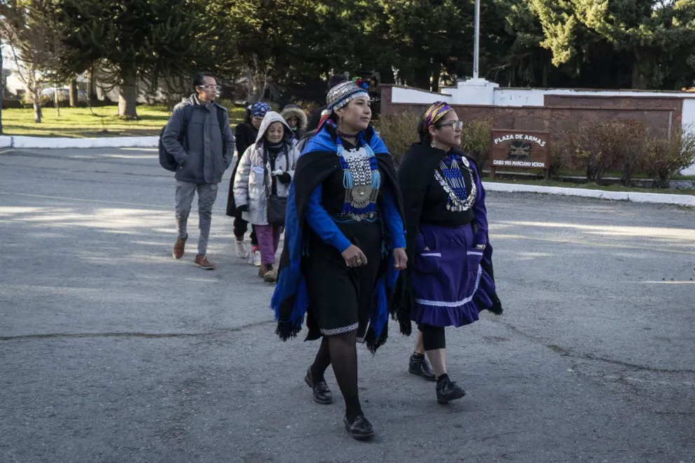 La machi lloró al recordar su vínculo con el territorio de Mascardi. Foto: Marcelo Martínez.