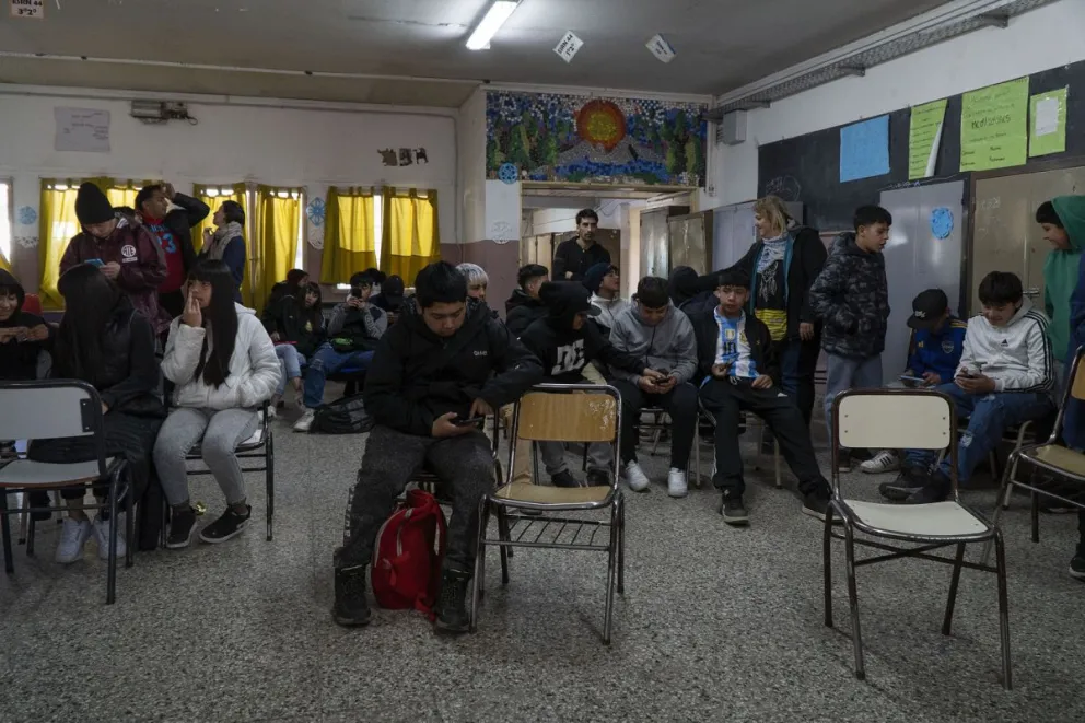 Los estudiantes concurrieron a clases pero las suspendieron nuevamente. Fotos: Marcelo Martínez.