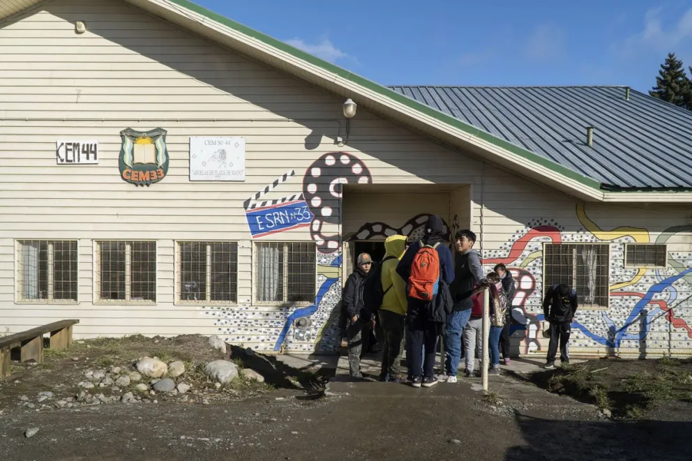 A pesar de las tareas de fumigación y desinfección realizadas el día martes 10, siguen apareciendo roedores en la escuela. Foto: Marcelo Martínez.