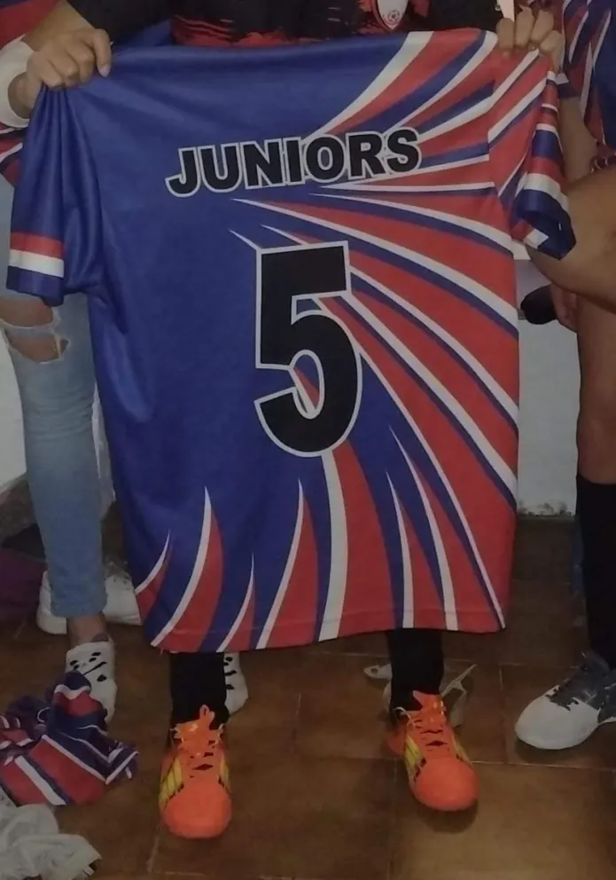 Las camisetas del club Juniors estaban dentro de una camioneta en el barrio Arrayanes. Foto: Facebook.