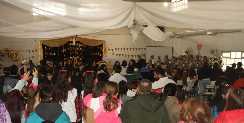 Emotivo acto de la escuela 154 por sus 50 años. Foto: gentileza