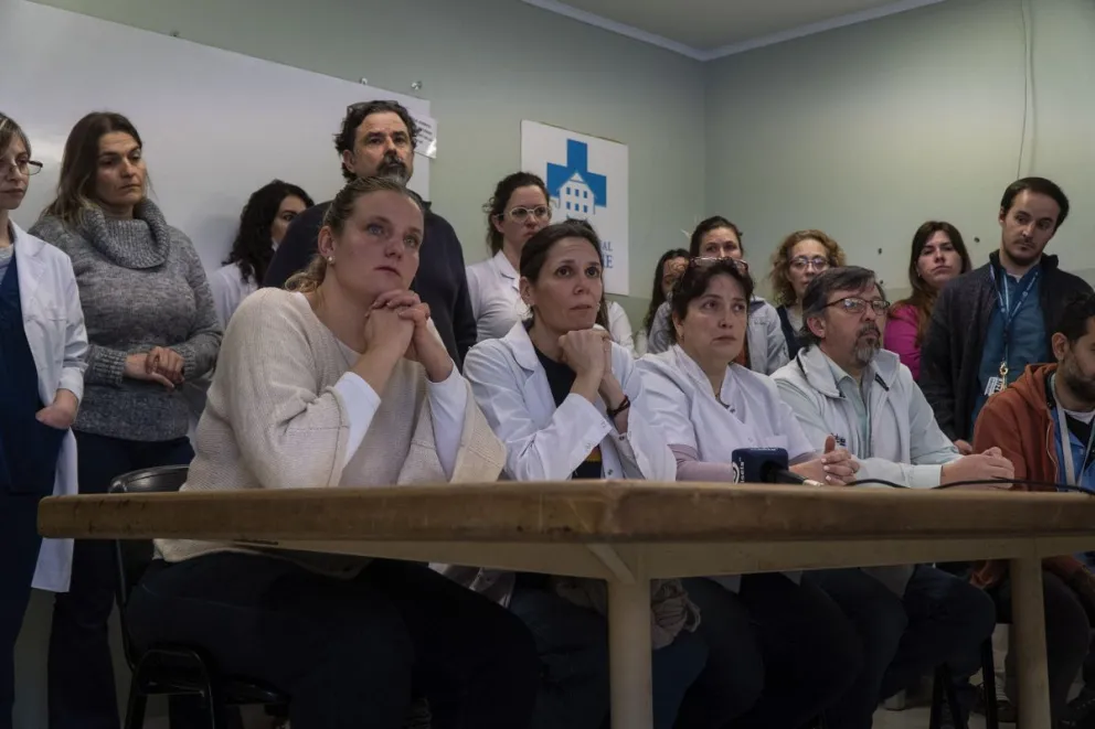 Los profesionales y técnicos del hospital zonal brindaron una conferencia de prensa. Foto: Marcelo Martínez.