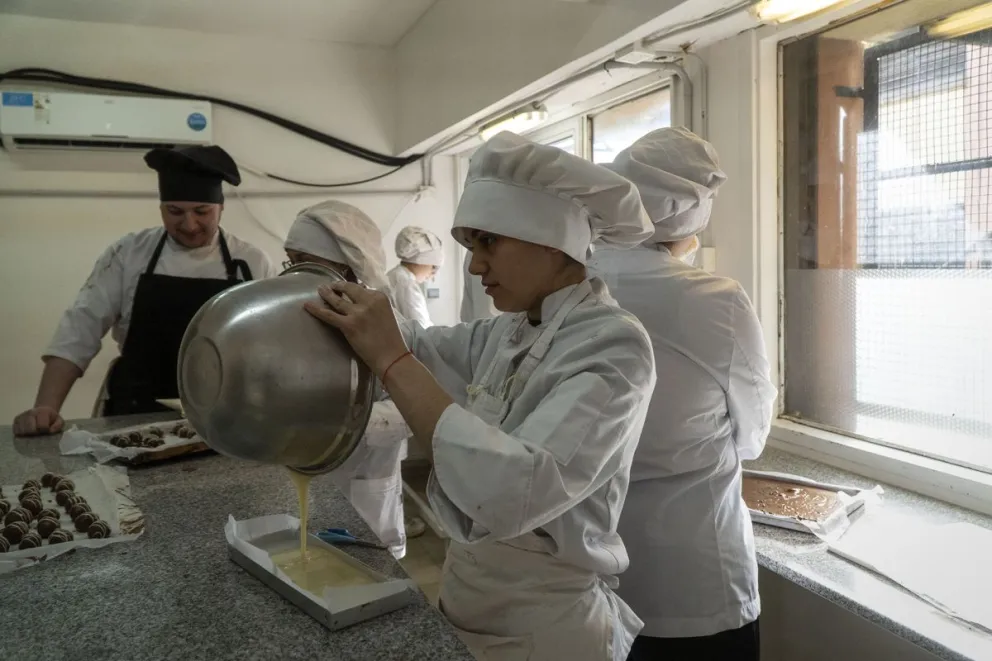 Como parte de sus prácticas internas, 60 alumnos del CET N°25 ponen en funcionamiento el hotel y el restaurante. Foto: Marcelo Martínez.