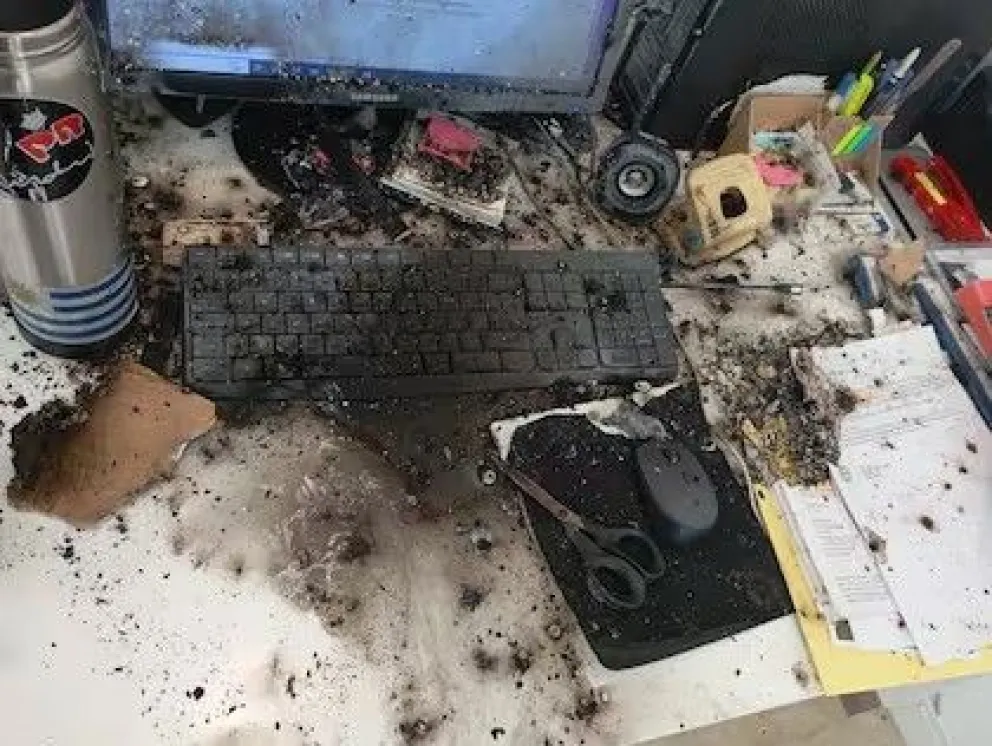 Los objetos calcinados en el escritorio de las oficinas de la SRA en Buenos Aires. Foto: gentileza