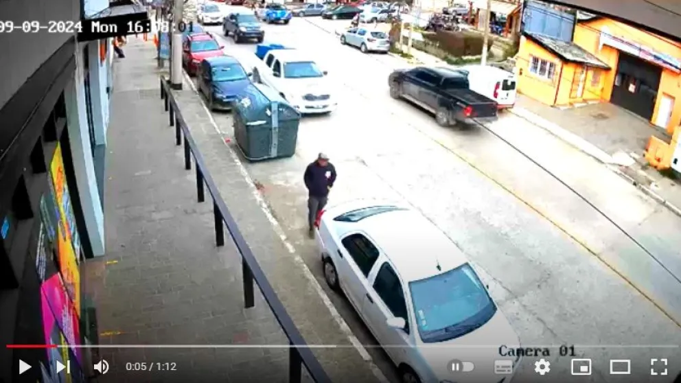 Un robo a un vehículo estacionado en calle Gallardo, quedó registrado por las cámaras. Foto: captura de video.