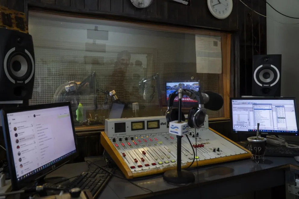 A mediados de mayo, la comunidad se unió en un histórico "abrazo a la Radio Nacional Bariloche". Foto: Marcelo Martínez. 