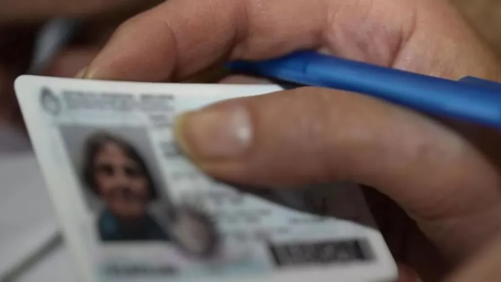La jueza ordenó incorporar el apellido de su madre biológica en toda su documentación, colocándolo en primer lugar. Foto: ilustrativa.