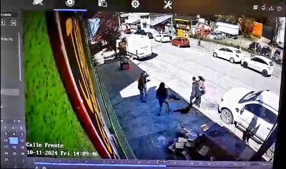 El momento de la agresión quedó grabada por las cámaras del local. Foto: captura video