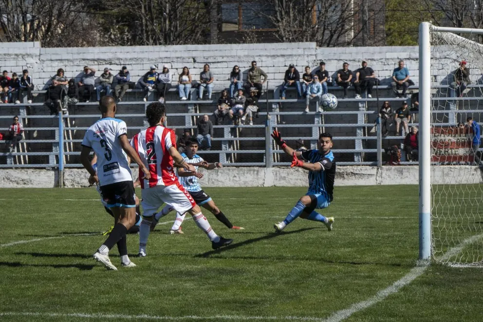 En el Municipal, cerca del final, Estudiantes Unidos se llevó los tres puntos. Fotos: Marcelo Martinez.