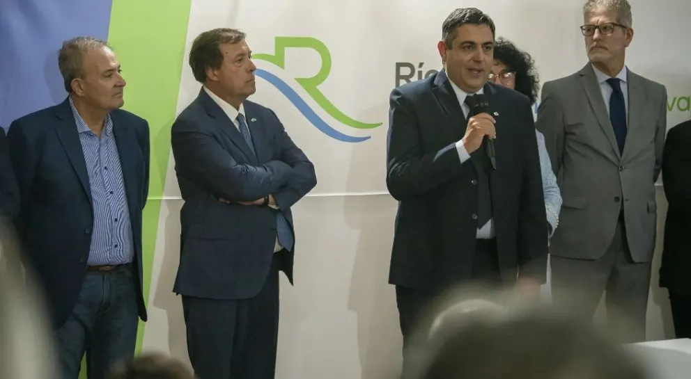 El gobernador Alberto Weretilneck tomó juramento a Demetrio Thalasselis. Foto: Prensa Gobierno Río Negro.