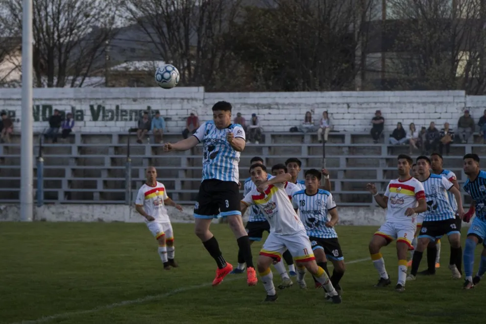 Fue empate en el Municipal. Cruz del Sur se lo igualó a Alas en el cierre. Fotos: Marcelo Martinez.