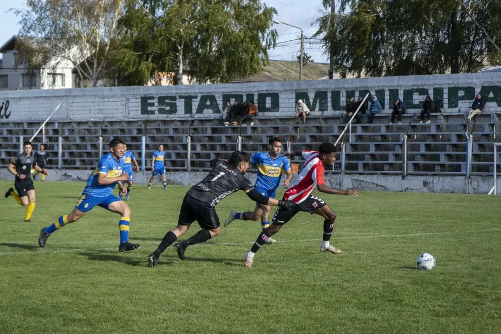 Quinto va por uno de sus goles. El colombiano fue la figura en el Municipal. Fotos Marcelo Martínez.