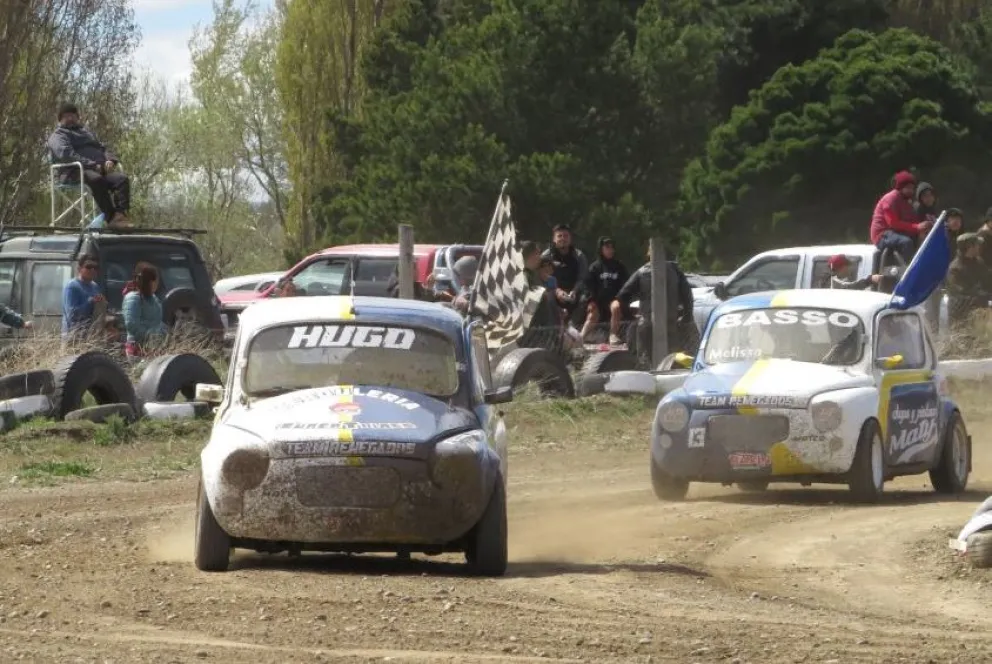 El festejo de Hugo Paredes luego de ganar en la Clase 2. Foto: Motor GP Bariloche.