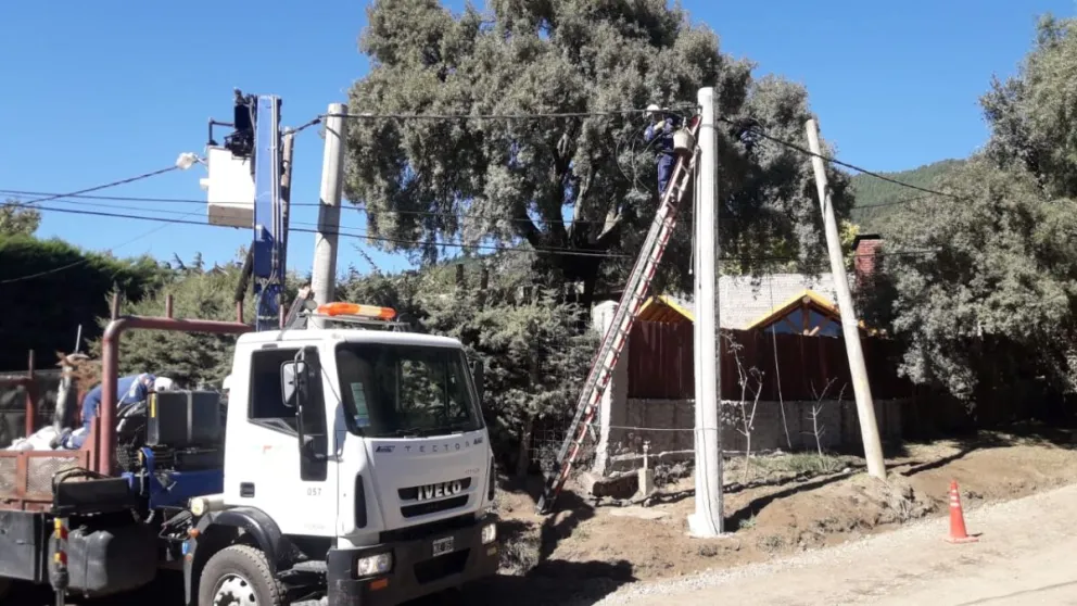 Se están reemplazando en zonas críticas del área servida los tendidos aéreos tradicionales. 